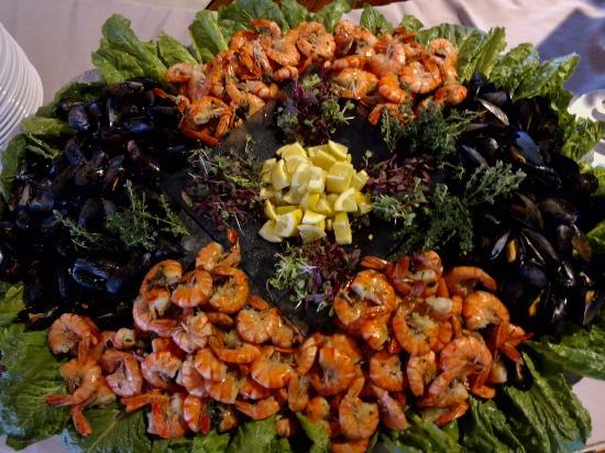 Lakeside Bar + Grill